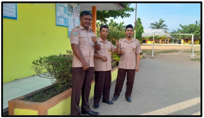 Kehangatan Sambutan Pagi, Guru MTsN 1 Tebo Sambut Siswa di Gerbang Sekolah Kehangatan Sambutan Pagi, Guru MTsN 1 Tebo Sambut Siswa di Gerbang Sekolah