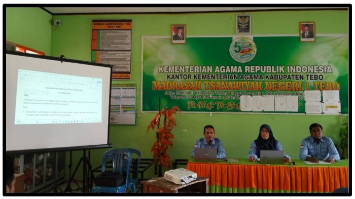 Perkuat Arah dan Kualitas Madrasah, Kepala MTsN 1 Tebo Pimpin Rapat Revisi Visi dan Misi