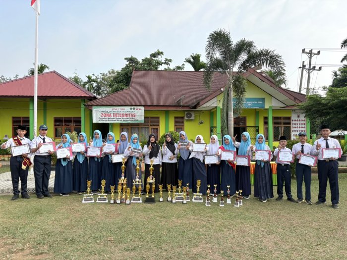 KEPALA MTsN 1 TEBO BERIKAN APRESIASI KEPADA 18 SISWA BERPRESTASI DI AJANG KABUPATEN TEBO*