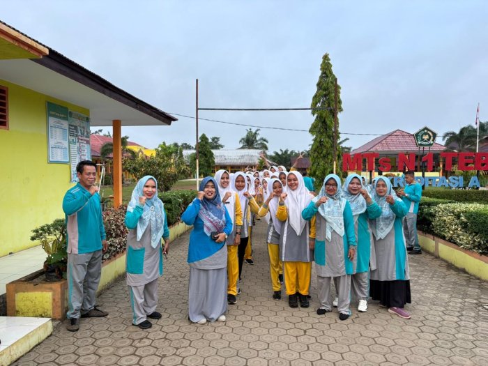 Jalan Santai MTsN 1 Tebo  tingkatkan Kebugaran Tubuh dan Pererat Silaturrahmi Warga Madrasah