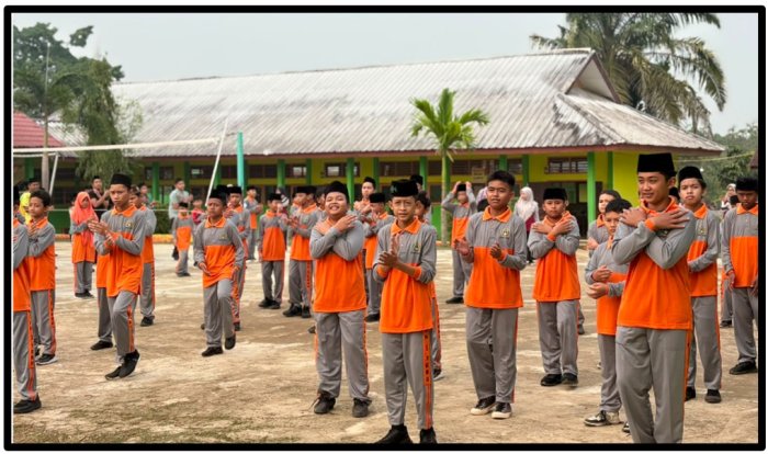 Tampil Memukau dengan Seragam Baru, Siswa-Siswi Kelas VII MTsN 1 Tebo Penuh Semangat Ikuti Senam Pagi di Lapangan Hijau Tampil Memukau dengan Seragam Baru, Siswa-Siswi Kelas VII MTsN 1 Tebo Penuh Semangat Ikuti Senam Pagi di Lapangan Hijau