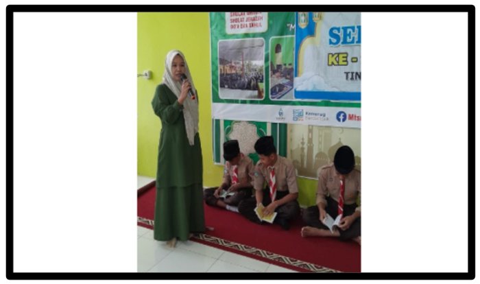 Bimbingan Wali Kelas Hasmawati, S.Pd., Siswa Kelas VIII.D Sukses Jalankan Tugas Yasinan di Aula MTsN 1 Tebo