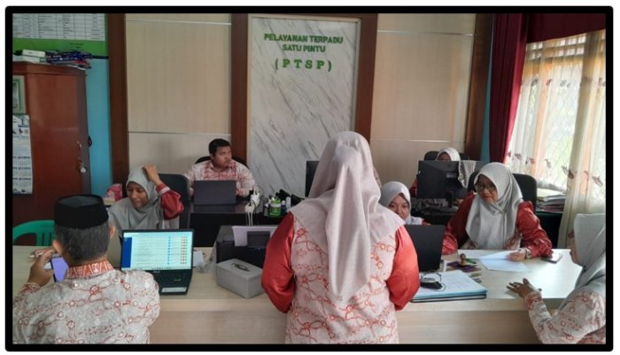 Administrasi Memuncak, Layanan PTSP MTsN 1 Tebo Dipadati Majelis Guru Administrasi Memuncak, Layanan PTSP MTsN 1 Tebo Dipadati Majelis Guru