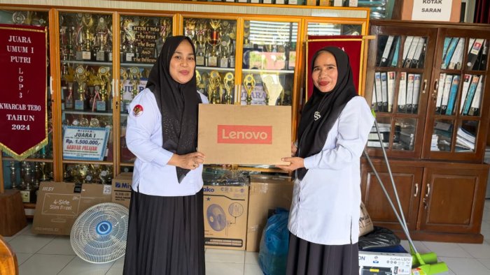 Tingkatkan Profesionalitas Kerja, Kepala Madrasah Serahkan Sarana Prasarana Alat Kantor