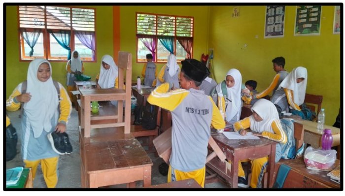 Siap Sambut Penilaian: Siswa MTsN 1 Tebo Gotong Royong Bersama Wali Kelas