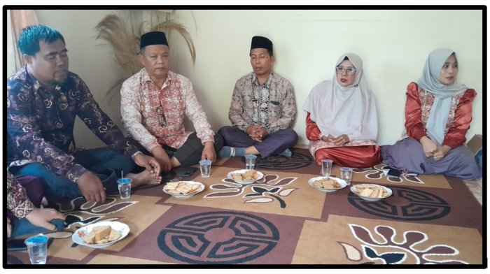 Wujud Kepedulian, Majelis Guru dan Kaur TU MTsN 1 Tebo Gelar Takziah ke Rumah Duka Orang Tua Siswa