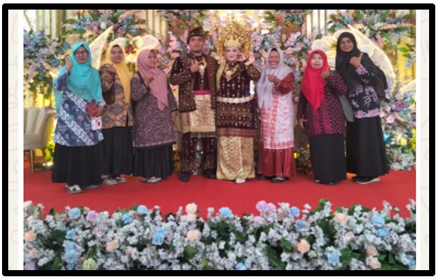 Pererat Silaturahmi, Majelis Guru MTsN 1 Tebo Kompak Hadiri Undangan Pernikahan
