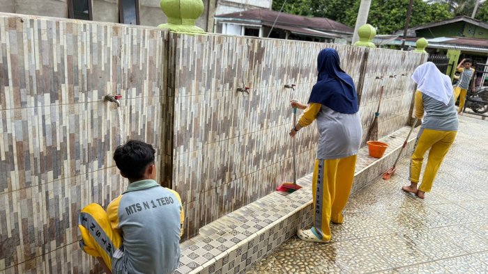 MTsN 1 Tebo Dukung Gerakan Bersama (Geber) Bersih-Bersih Masjid (BBM)