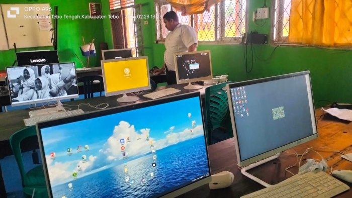 Tim IT MTsN 1 Tebo Siapkan Komputer untuk Sukseskan TKA Tim IT MTsN 1 Tebo Siapkan Komputer untuk Sukseskan TKA