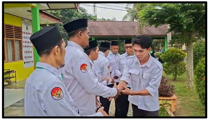 Pererat Tali Silaturahmi, Tradisi Bersalaman Antarguru Usai Upacara Senin Cerminkan Harmonisasi Madrasah