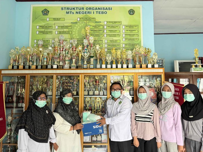 BKPRMI Tebo Salurkan Masker ke MTsN 1 Tebo