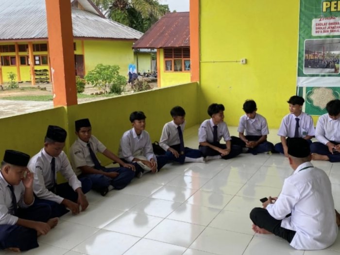 Guru MTsN 1 Tebo  Tingkatkan Kecintaan Siswa Pada Al-Qur'an Bimbingan  Bacaan Surah As-Sajadah Secara Masif