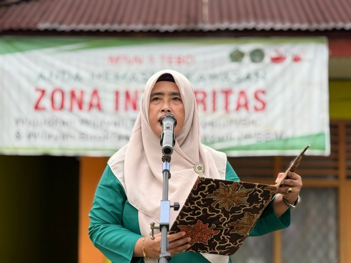 Peringati Hardiknas 2026, Kepala MTsN 1 Tebo Bacakan Pidato Menteri Pendidikan RI