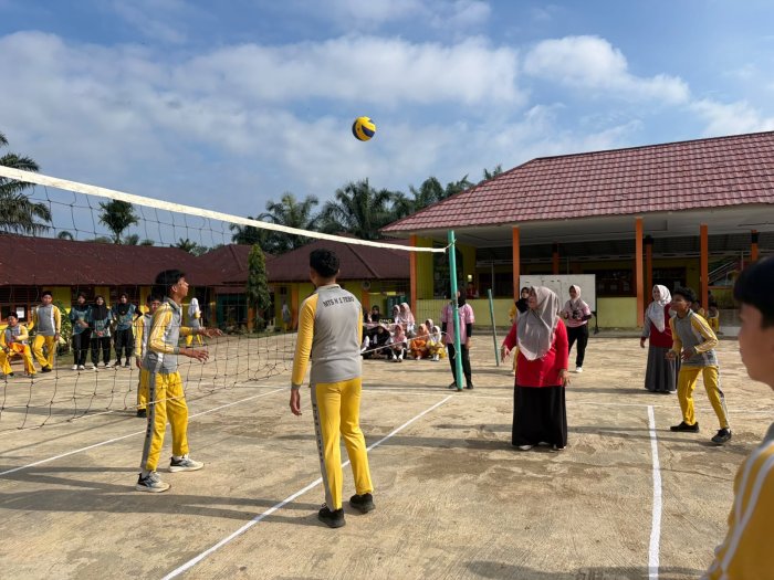 Lemparan Perdana Kamad MTsN 1 Tebo Tandai Dimulainya laga Voly