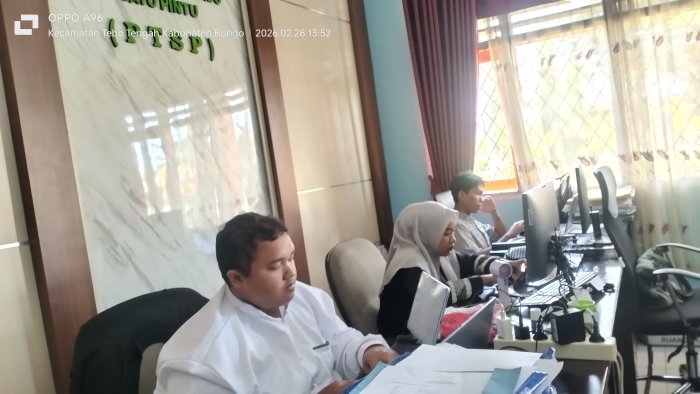 Operator MTsN 1 Tebo Perbarui Data Guru di EMIS 4.0 GTK