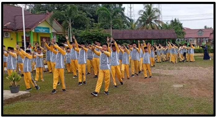 Bangun Kebugaran dan Kebersamaan, MTsN 1 Tebo Laksanakan Sabtu Sehat Lewat Senam Bersama di Lapangan Hijau