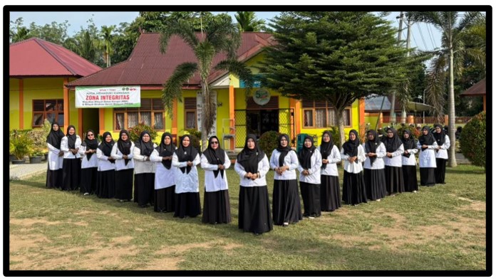 Simbol Kekompakan: Kepala MTsN 1 Tebo Gelar Sesi Foto Bersama Seluruh Staf dan Majelis Guru Simbol Kekompakan: Kepala MTsN 1 Tebo Gelar Sesi Foto Bersama Seluruh Staf dan Majelis Guru