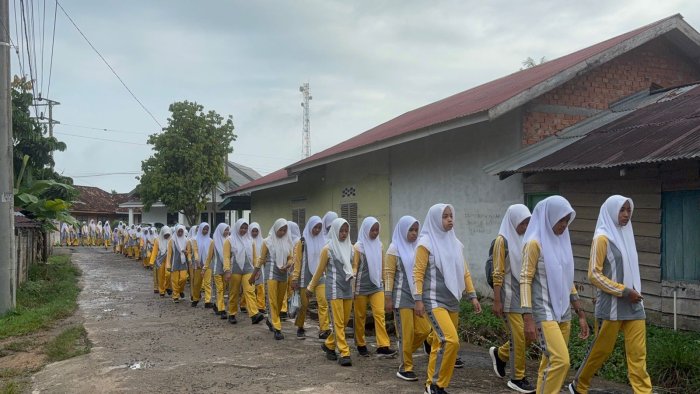 MTsN 1 Tebo Gelar Jalan Sehat untuk Siswa dan Guru MTsN 1 Tebo Gelar Jalan Sehat untuk Siswa dan Guru
