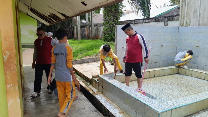 Siswa dan Guru MTsN 1 Tebo Rutin Lakukan Kerja Bakti Madrasah