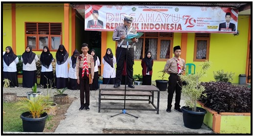 KASAT LANTAS POLRES TEBO MENJADI PEMBINA UPACARA BENDERA DI MTs N 1 TEBO