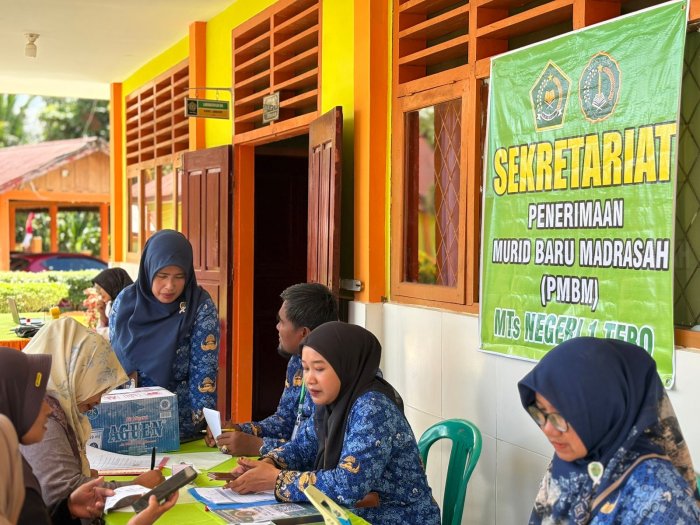 Pantau Kelancaran PMBM, Kepala MTsN 1 Tebo Tinjau Langsung Proses Penerimaan Murid Baru