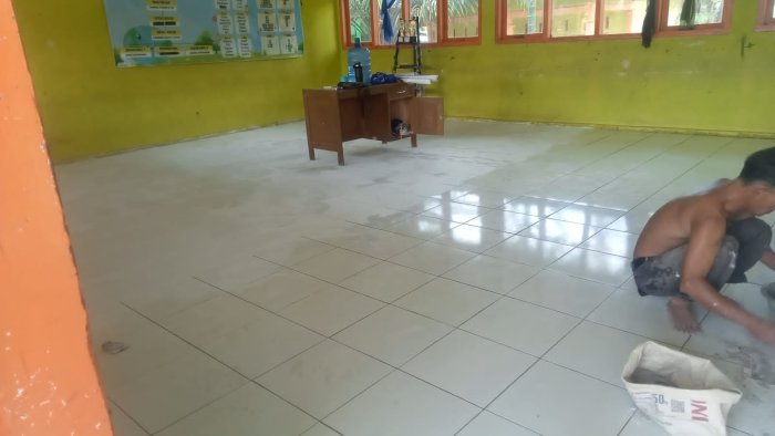 MTsN 1 Tebo Tingkatkan Fasilitas dengan Keramik di Empat Kelas