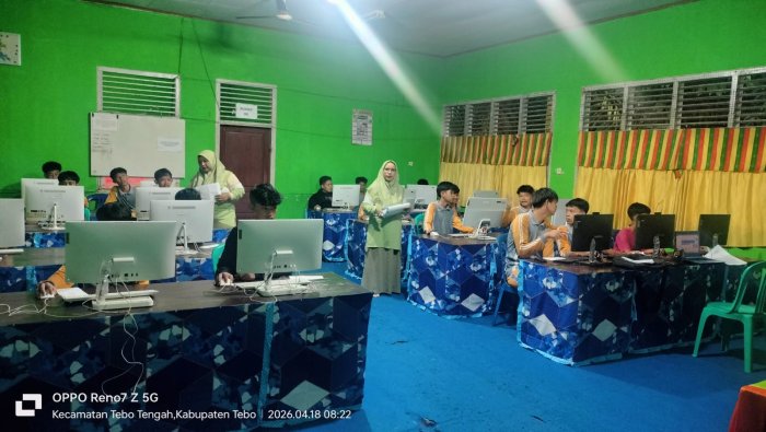 Siswa MTsN 1 Tebo Jalani Ujian Praktik Informatika
