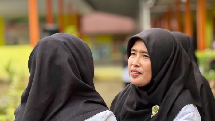 Tradisi Salam-Salaman Pasca Upacara: Cara MTsN 1 Tebo Rawat Kekeluargaan