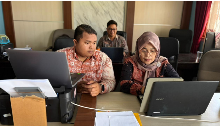 Tingkatkan Koordinasi Administrasi, Kepala TU dan Operator MTsN 1 Tebo Ikuti Zoom Meeting