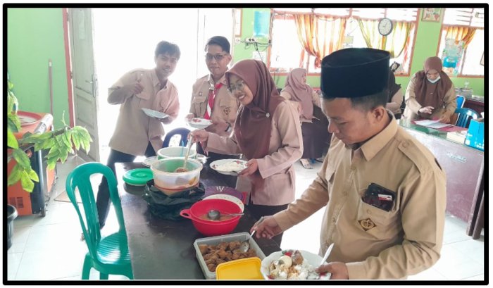 Pererat Silaturahmi dan Rasa Syukur, Majelis Guru MTsN 1 Tebo Gelar Makan Bersama di Ruang Guru Pererat Silaturahmi dan Rasa Syukur, Majelis Guru MTsN 1 Tebo Gelar Makan Bersama di Ruang Guru