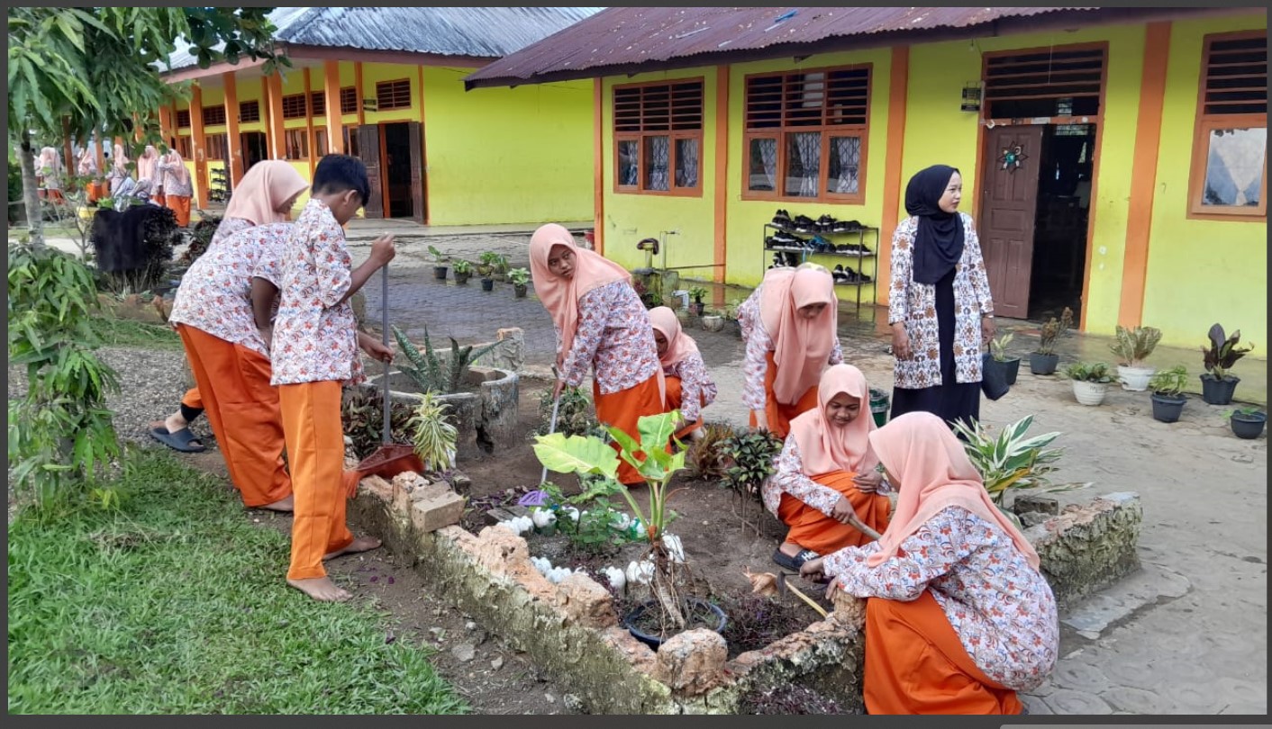 JELANG PAS, SISWA MTSN 1 TEBO GOTONG ROYONG 