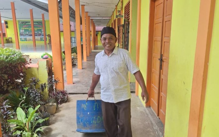Takrianto Tetap Jaga Kebersihan MTsN 1 Tebo di Hari Libur
