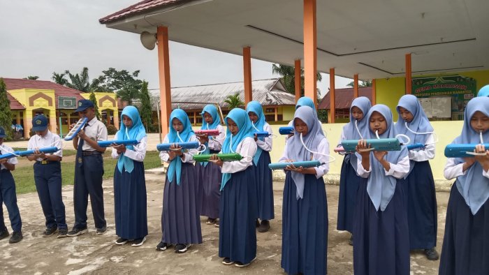 GEMPITA Tunjukkan Kekompakan, Sukses Iringi Lagu Kebangsaan di Upacara MTsN 1 Tebo
