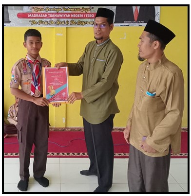 PANDU ABDI PRATAMA MTs MTs N 1 TEBO RAIH JUARA 3 DI AJANG TENIS SEMEN PADANG 2024