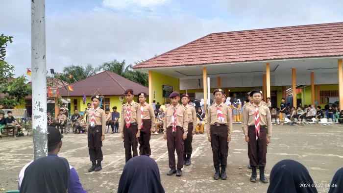 KEPALA MTs N 1 TEBO PIMPIN UPACARA PENUTUPAN GEBYAR PRAMUKA PENGGALANG