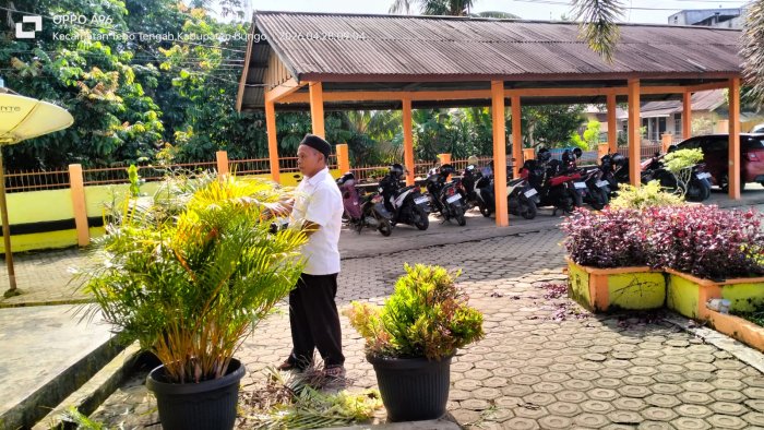 Pegawai PPPK MTsN 1 Tebo Wujudkan Lingkungan Madrasah Bersih