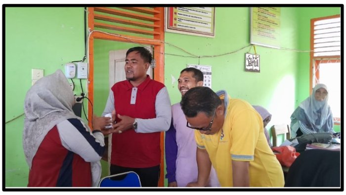 Solidaritas Keluarga Besar: MTsN 1 Tebo Serahkan Bantuan Sosial untuk Guru yang Sakit