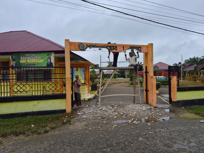 MTsN 1 Tebo Perbaiki Gerbang untuk Tingkatkan Keamanan Sekolah