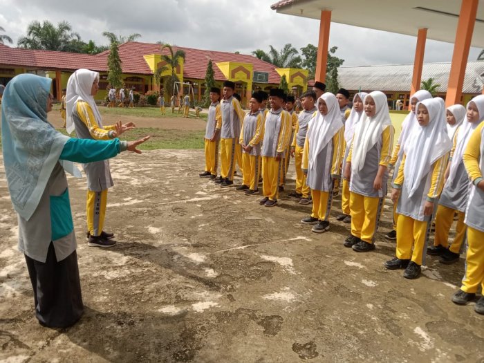 Siswa MTsN 1 Tebo Antusias Latihan Paduan Suara