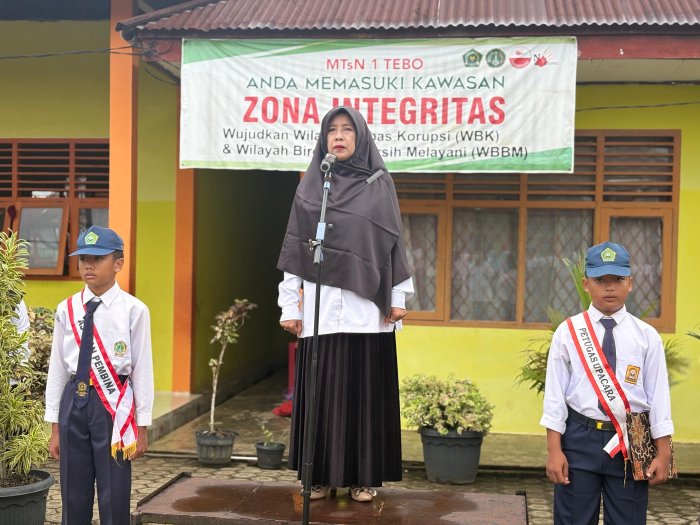 Upacara Bendera di MTsN 1 Tebo Berjalan Tertib dan Khidmat