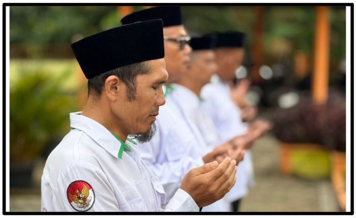 Pimpin Doa Upacara Senin, Waka Kurikulum MTsN 1 Tebo Khusyuk Aminkan Harapan Madrasah Pimpin Doa Upacara Senin, Waka Kurikulum MTsN 1 Tebo Khusyuk Aminkan Harapan Madrasah