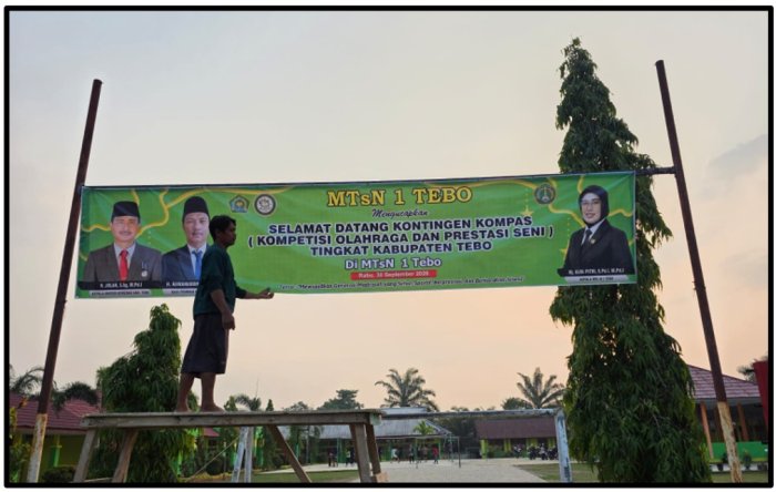 Sambut Kontingen KOMPASMA Se-Kabupaten Tebo, Staf MTsN 1 Tebo Pasang Spanduk Selamat Datang di Area Madrasah Sambut Kontingen KOMPASMA Se-Kabupaten Tebo, Staf MTsN 1 Tebo Pasang Spanduk Selamat Datang di Area Madrasah