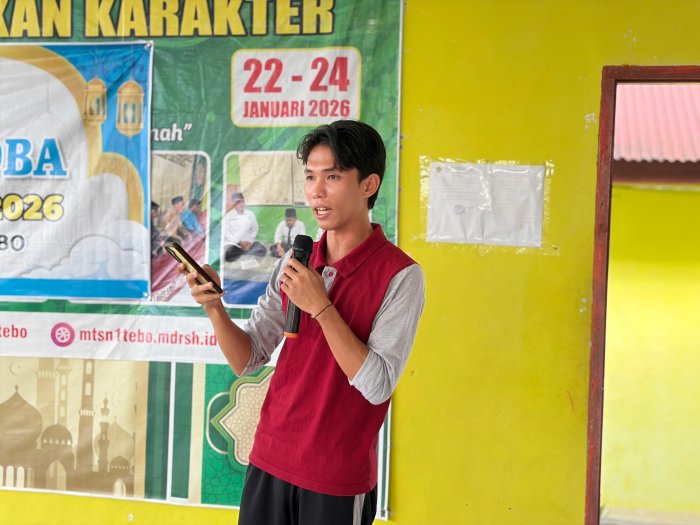 Mengenal Muhammad Apriza: Sosok Operator Multi Talenta, Tulang Punggung IT di MTsN 1 Tebo