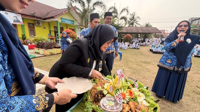MTsN 1 TEBO GELAR PEMOTONGAN TUMPENG DAN PENAMPILAN LAGU KEBANGSAAN DALAM RANGKA HUT RI KE-81*f MTsN 1 TEBO GELAR PEMOTONGAN TUMPENG DAN PENAMPILAN LAGU KEBANGSAAN DALAM RANGKA HUT RI KE-81*f
