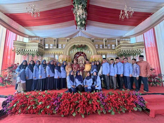 Guru MTsN 1 Tebo Hadiri Pernikahan Anak Rekan Kerja Guru MTsN 1 Tebo Hadiri Pernikahan Anak Rekan Kerja