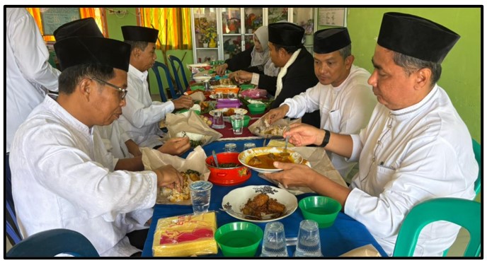 Pererat Silaturahmi, Keluarga Besar MTsN 1 Tebo Makan Bersama Ustadz Dr. M. Masruri Usai Peringatan Isra Miraj