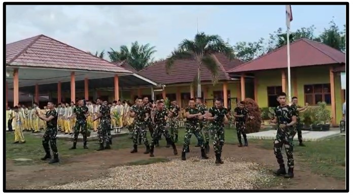 Energi Luar Biasa! Anggota TNI Brigif 035/Siginjai Ajak Siswa dan Guru MTsN 1 Tebo Senam Bersama
