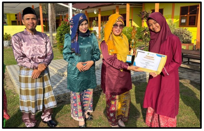 Apresiasi Prestasi, Kepala MTsN 1 Tebo Berikan Penghargaan Pemenang Fashion Show