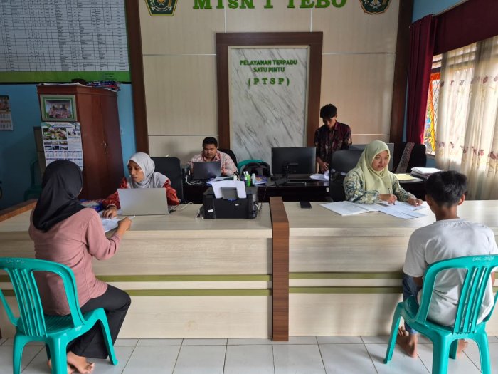 PTSP CERIA MTsN 1 Tebo Layani Siswa dengan Senyum dan Profesionalitas*
