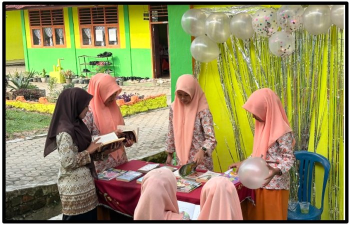 Tingkatkan Minat Baca Siswa, OSIM MTsN 1 Tebo Bidang Perpustakaan Resmi Buka Pameran Buku di Perpustakaan Madrasah Tingkatkan Minat Baca Siswa, OSIM MTsN 1 Tebo Bidang Perpustakaan Resmi Buka Pameran Buku di Perpustakaan Madrasah